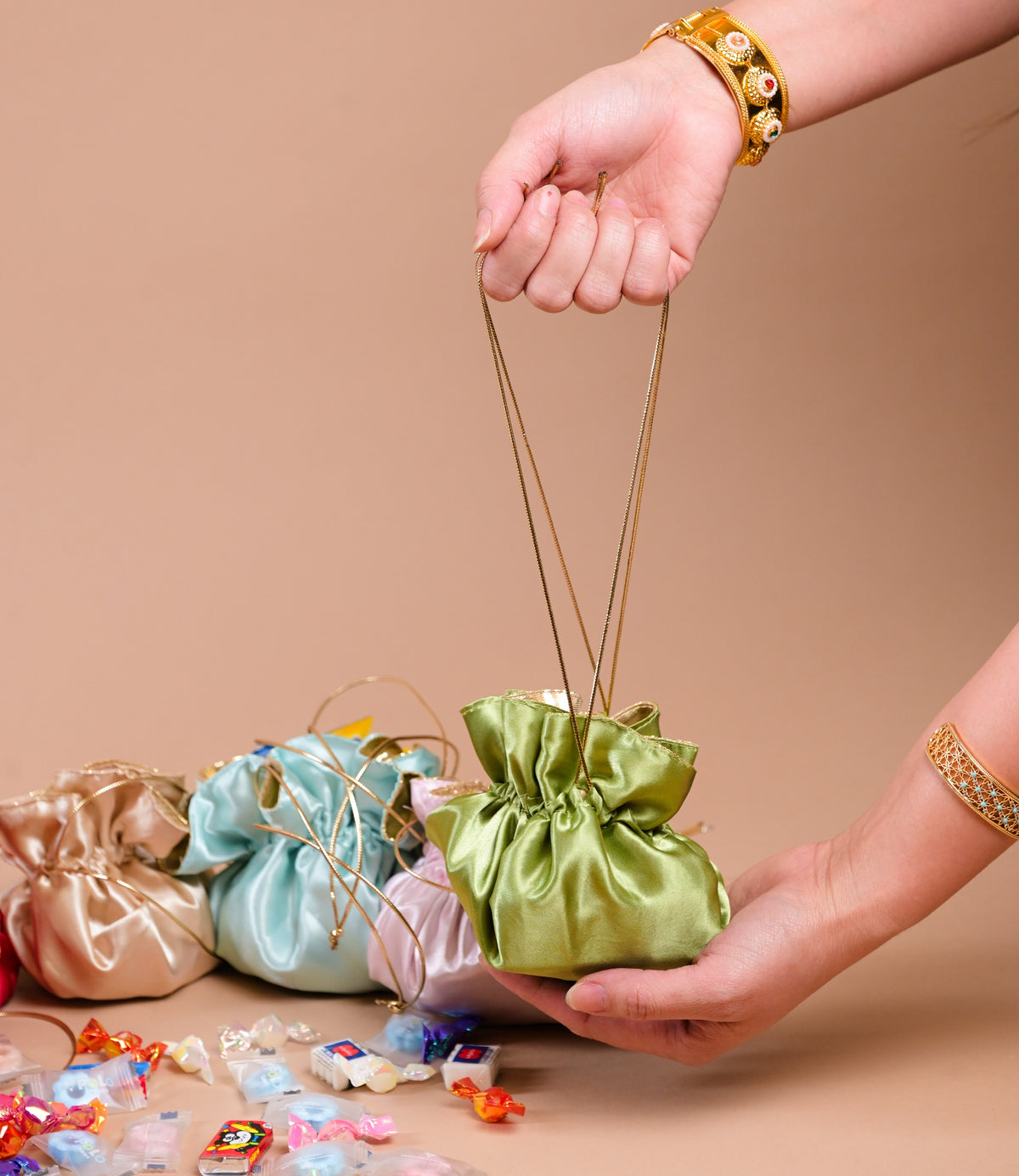 Colourful Drawstring Bag: بكشة ملونة