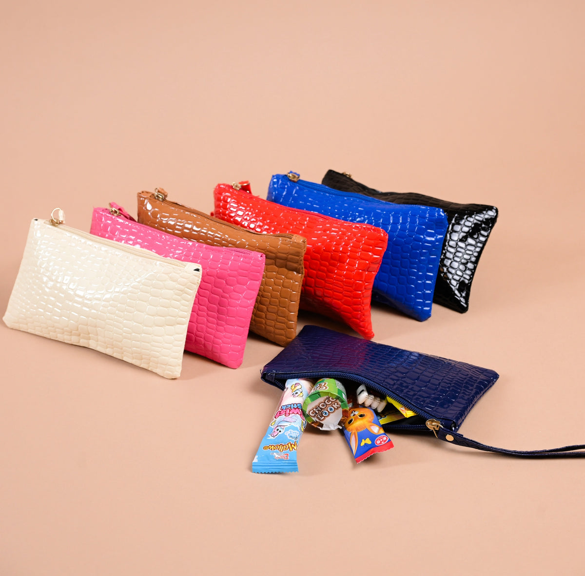 Crocodile print Clutch: محافظ بطبعه جلد الكروك