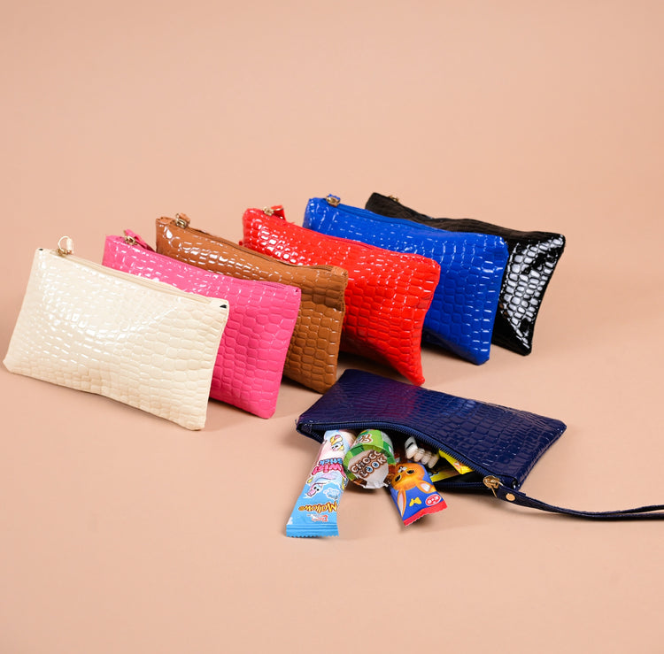 Crocodile print Clutch: محافظ بطبعه جلد الكروك