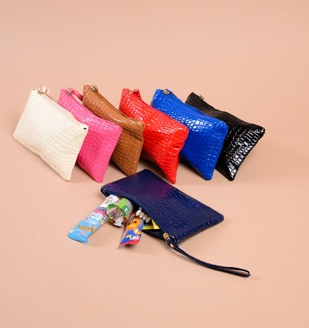 Crocodile print Clutch: محافظ بطبعه جلد الكروك